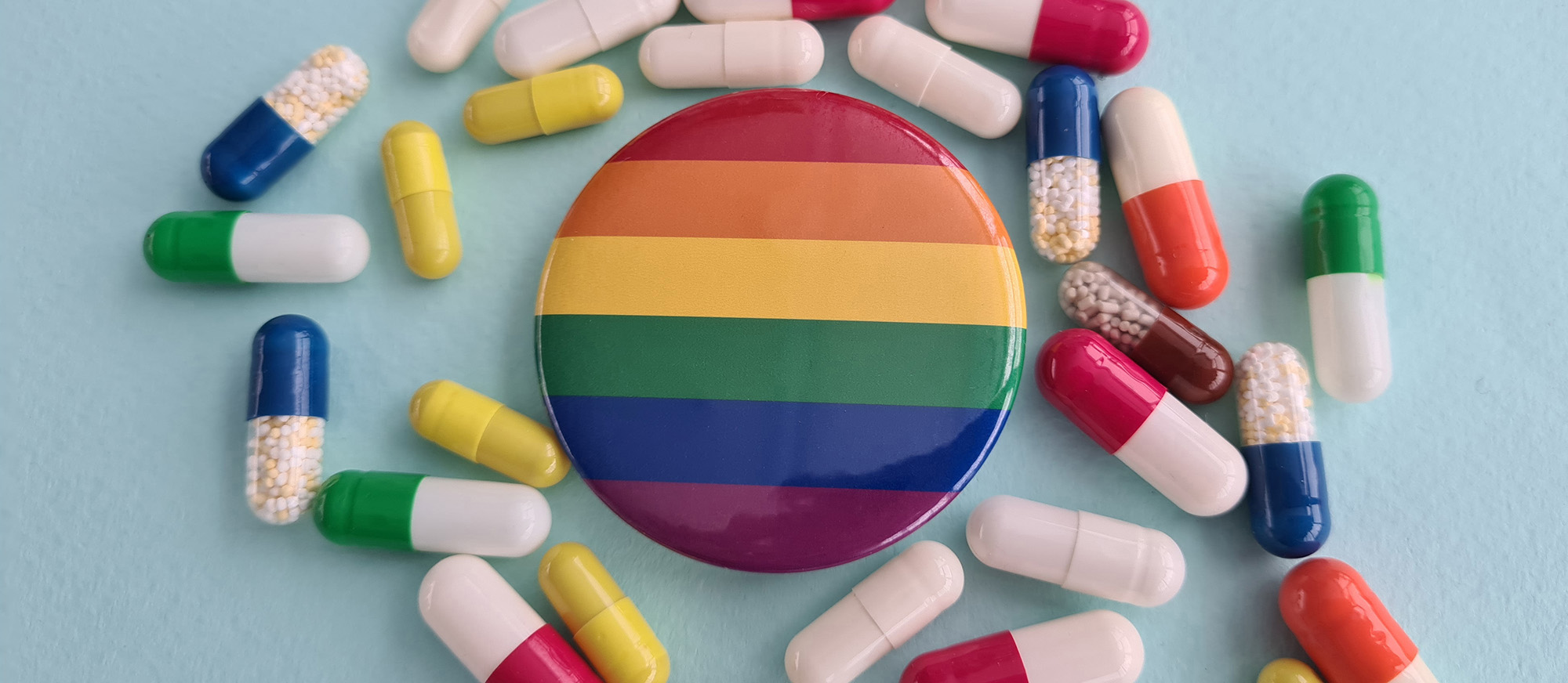 Apotheken Protest Deutschland – Medikamente und Pride-Symbol für queere Gesundheitsversorgung