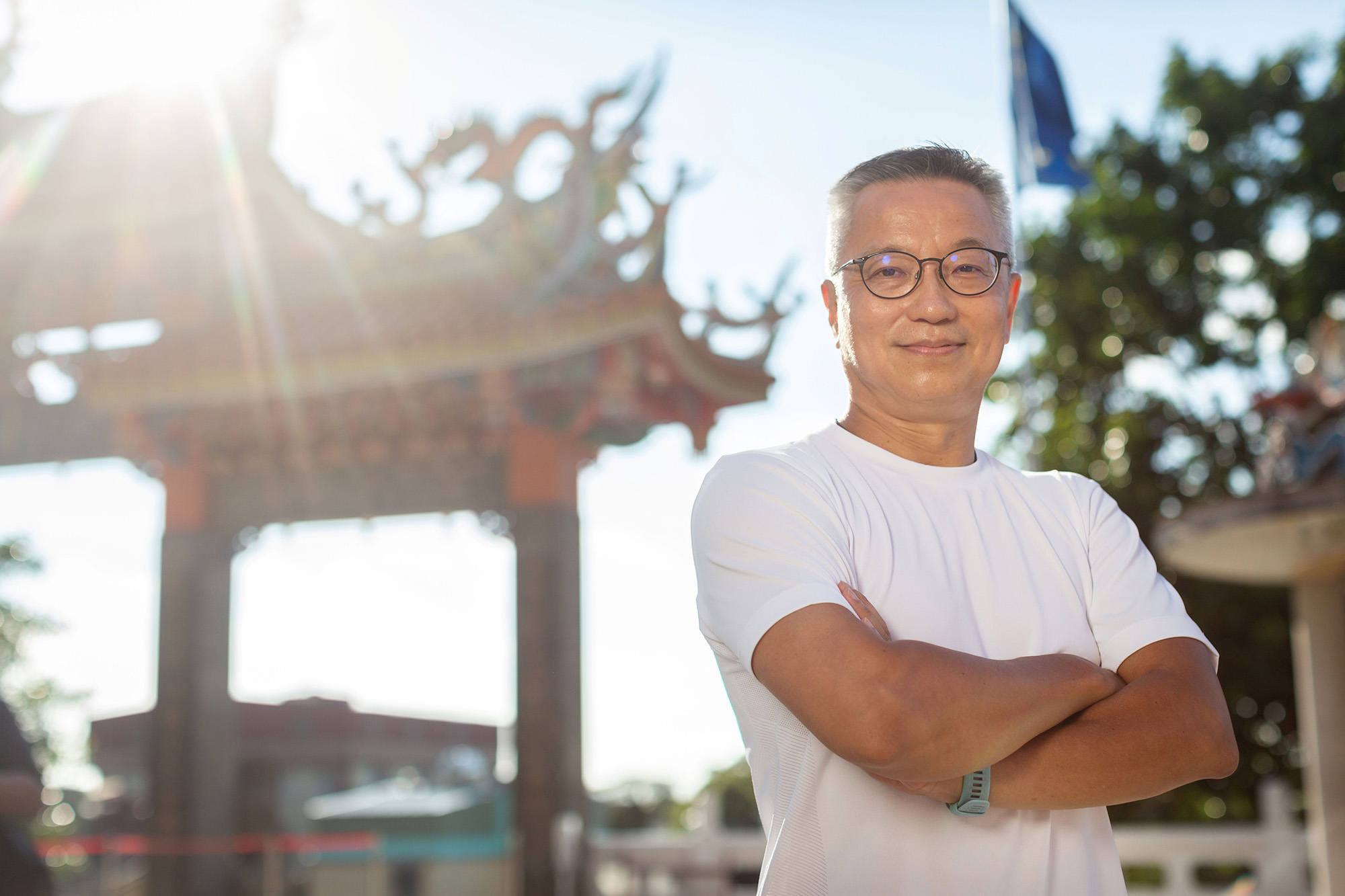 Junge Person mit Mann geniesst unbeschwertes Reisen mit guter Vorbereitung trotz HIV