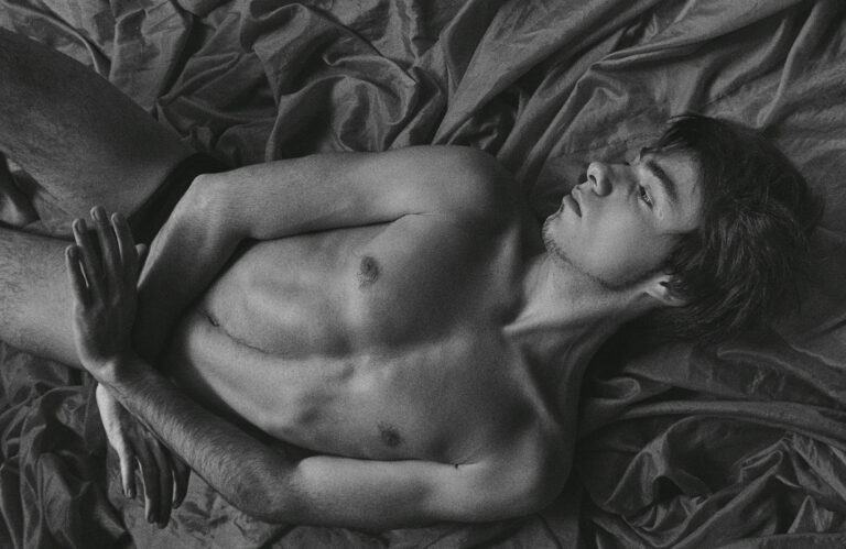 Intime Nahaufnahme eines Mannes in nachdenklicher Haltung – Symbol für Lustlosigkeit, mentale Blockade und sexuelle Selbstwahrnehmung