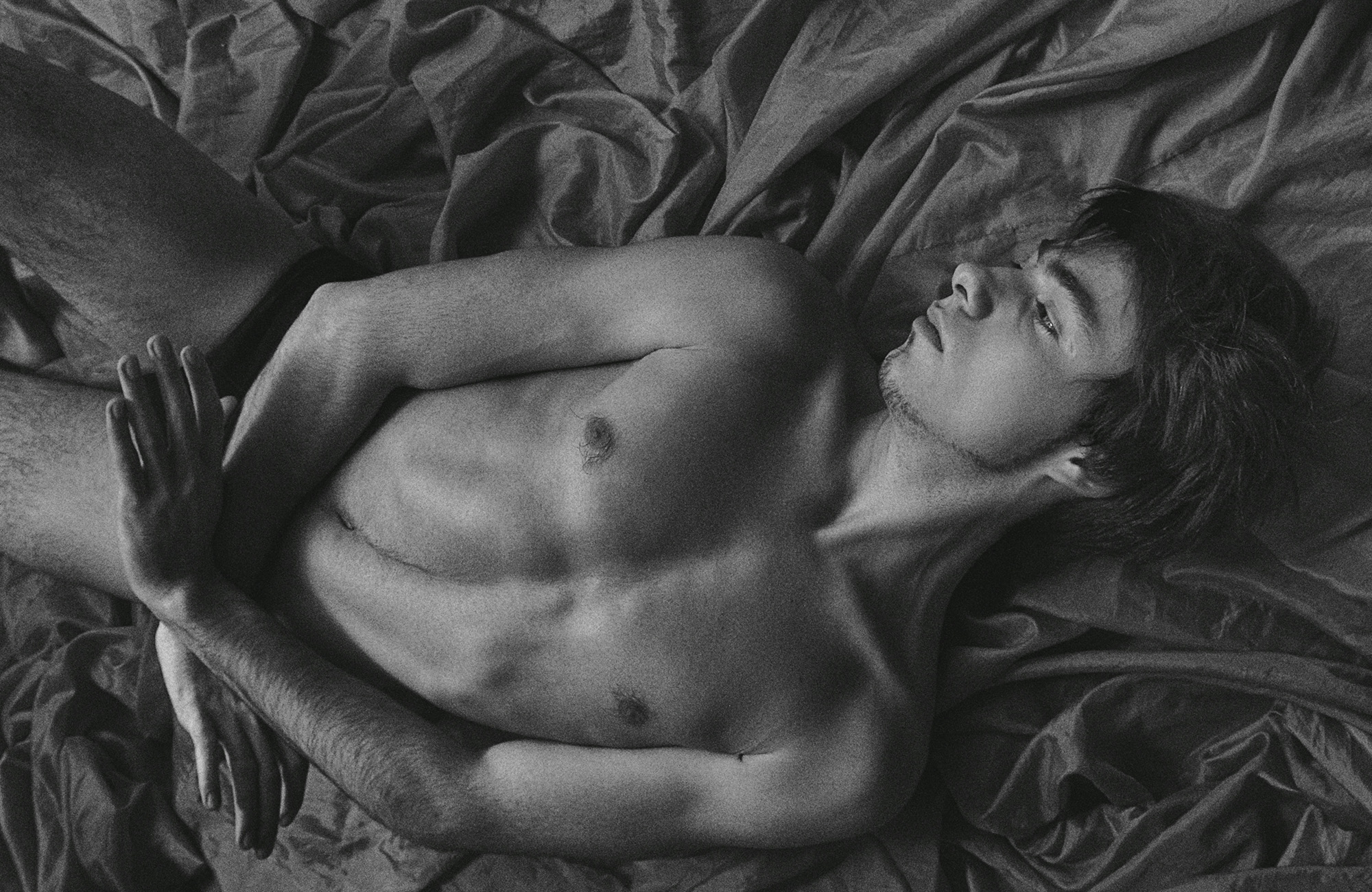 Intime Nahaufnahme eines Mannes in nachdenklicher Haltung – Symbol für Lustlosigkeit, mentale Blockade und sexuelle Selbstwahrnehmung