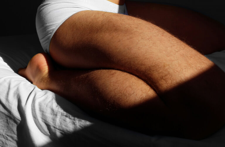 Körperausschnitt Mann im Bett – Analhygiene, Analsex Vorbereitung, Ballaststoffe und Verdauung