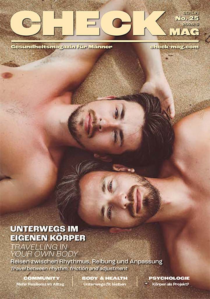 Cover des Check Magazins mit zwei Männern am Strand und dem Titel „Unterwegs im eigenen Körper“