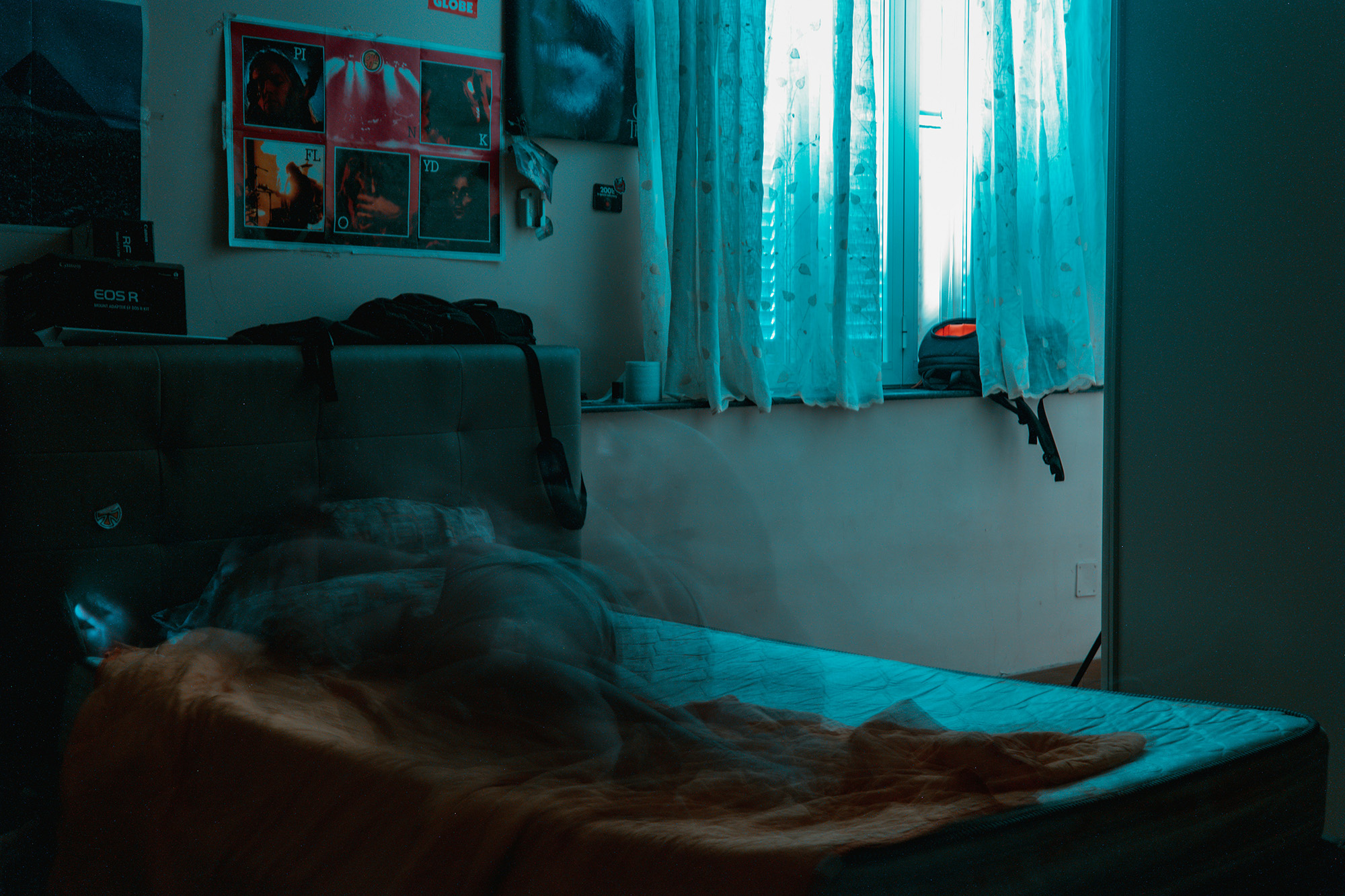 Unscharfe Person auf einem Bett in einem abgedunkelten Raum – Darstellung von Desorientierung und Nachwirkung im Kontext von Chemsex