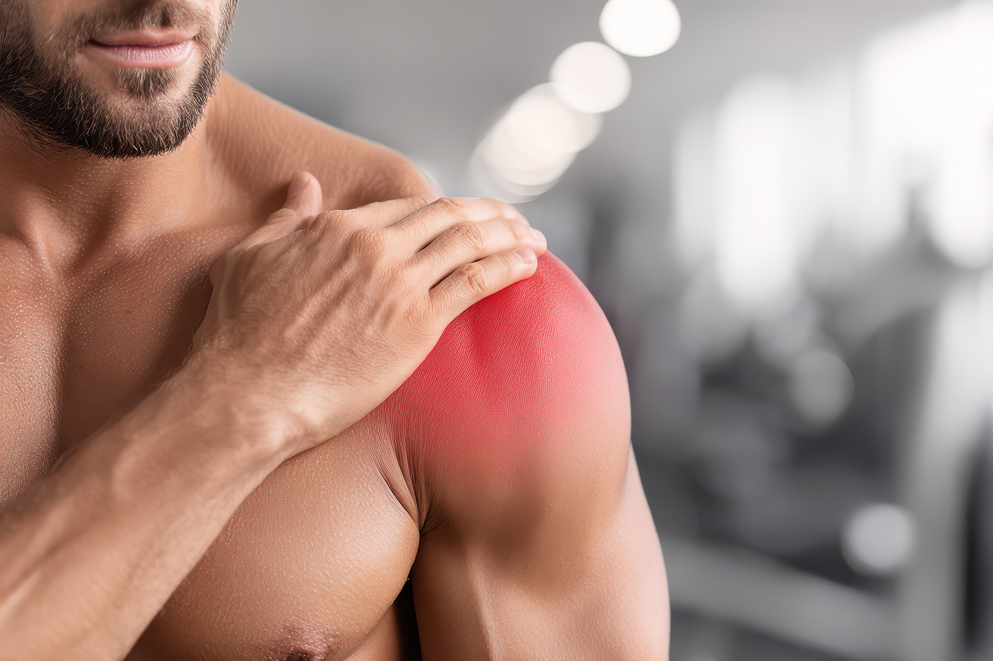 Mann hält sich wegen Gelenkschmerzen die Schulter – Arthritis und Arthrose können unterschiedliche Ursachen für Schmerzen und Bewegungseinschränkungen haben.