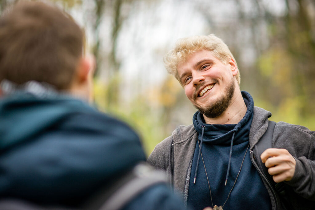 Mann steht symbolisch für ein selbstbestimmtes Leben mit HIV und moderne Therapieoptionen.