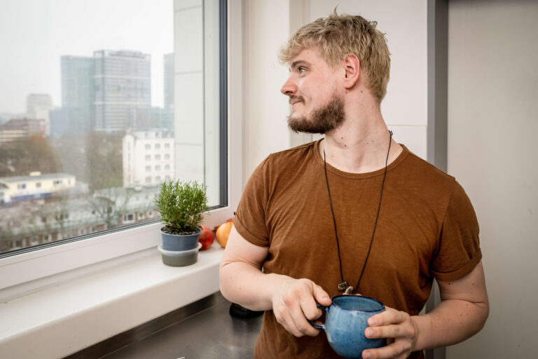 Mann blickt entspannt in die Ferne und steht symbolisch für ein selbstbestimmtes Leben mit HIV und moderne Therapieoptionen.