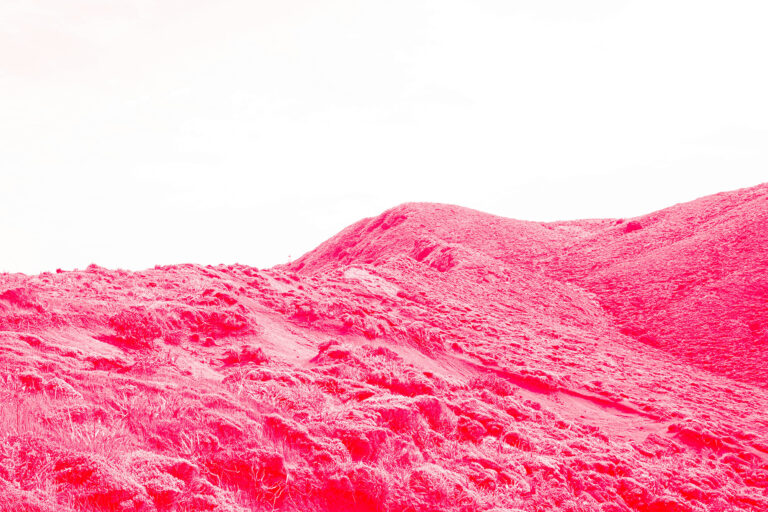 Abstrakte rosafarbene Landschaft als Symbolbild für Tusi (Pink Cocaine) und die Risiken unbekannter Partydrogen.