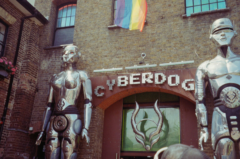 Zwei humanoide Roboter vor dem Cyberdog in London – Symbolbild für Beziehungen, Nähe und Intimität mit künstlicher Intelligenz.