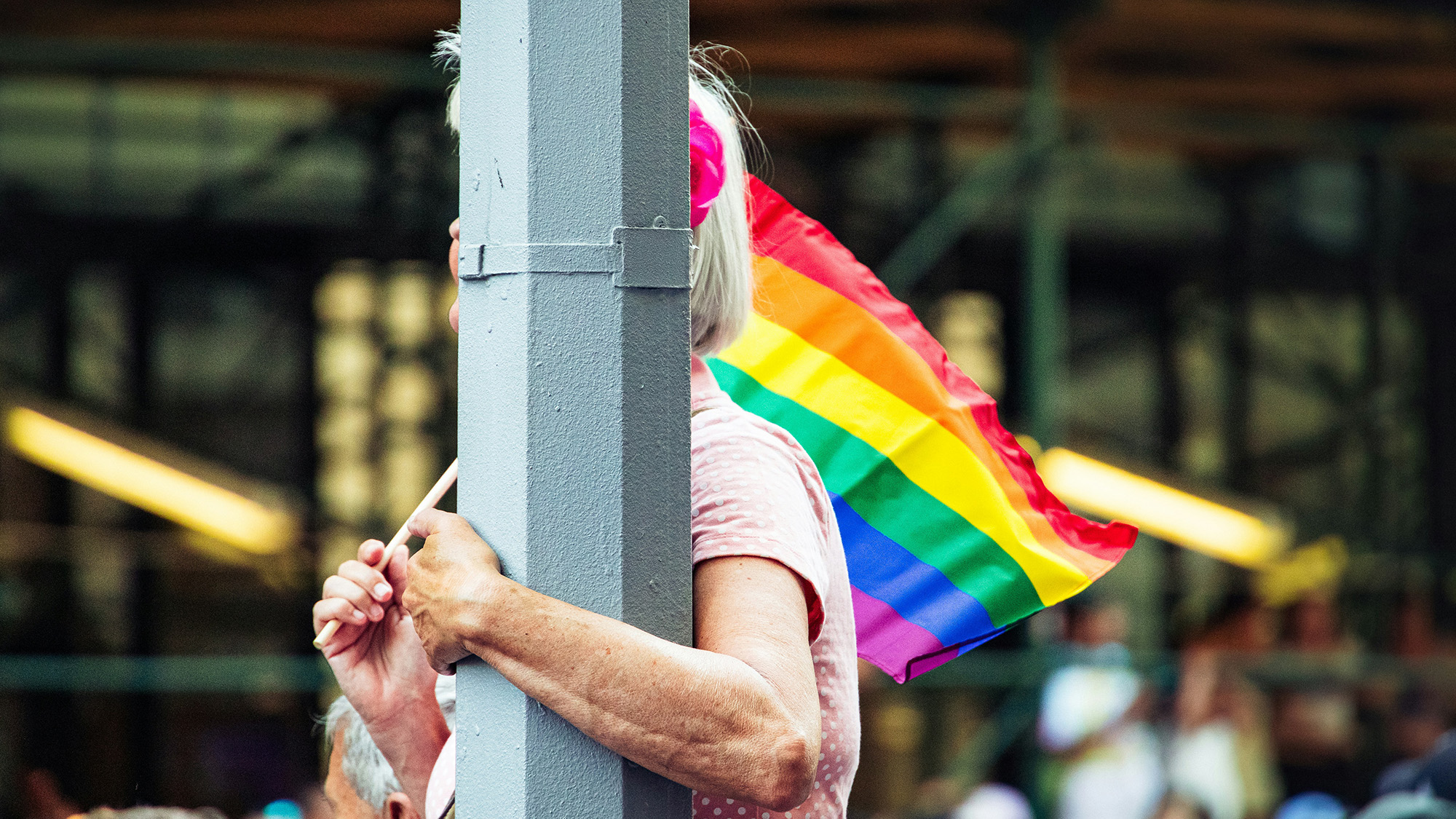 Älterer Mensch mit Regenbogenflagge – gesund altern und aktiv bleiben