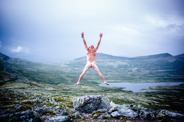 Nackter Mann in der Natur – ist Nacktsein gesund?