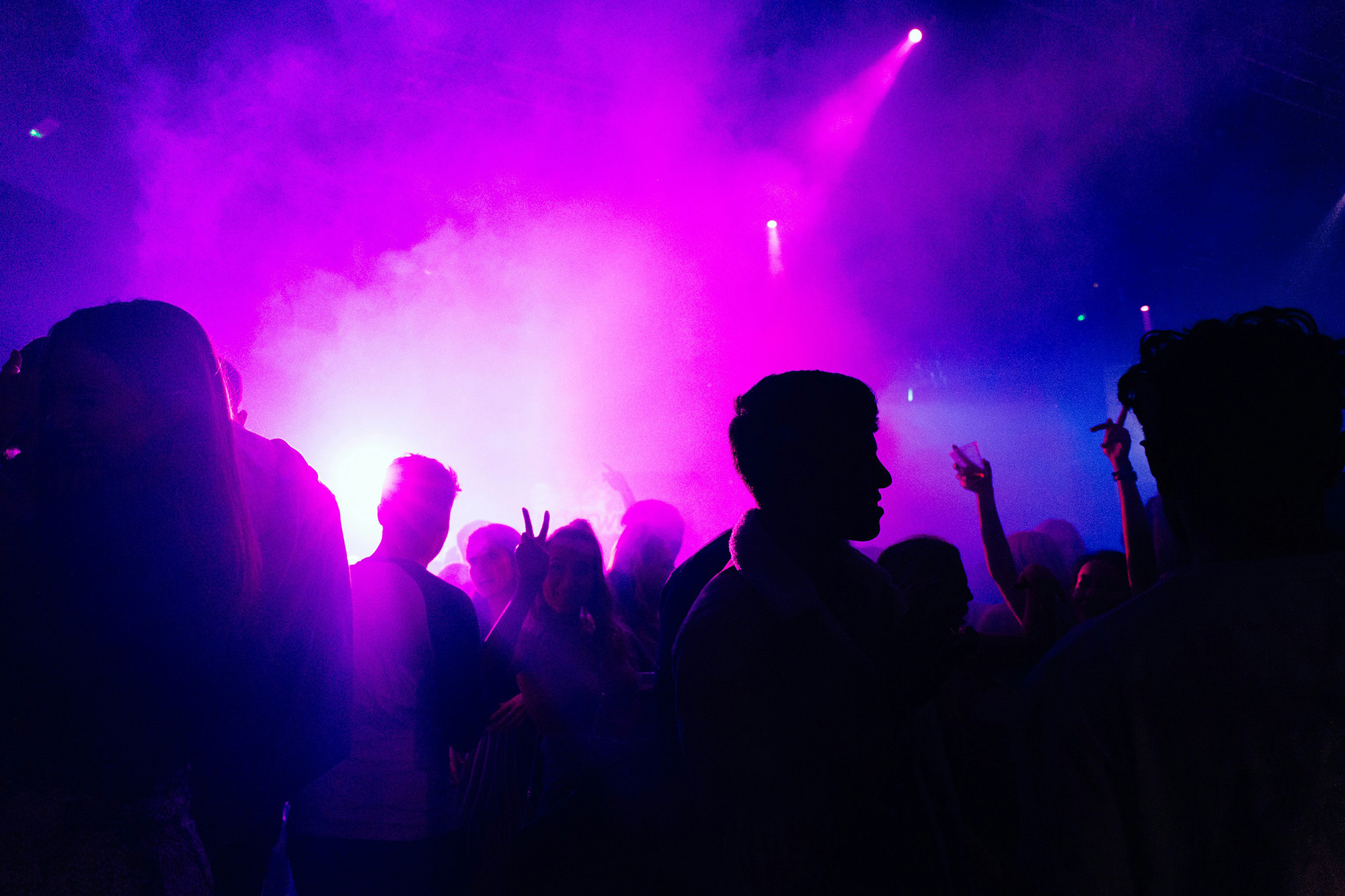 Menschen auf einer Tanzfläche in einem Club