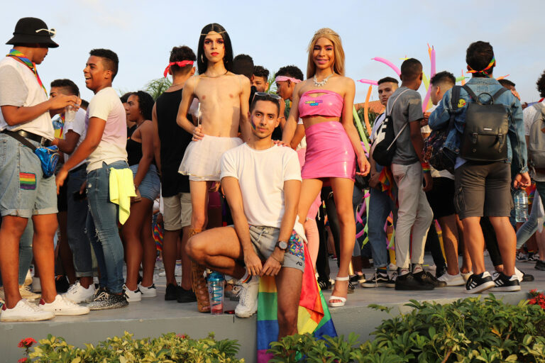 Junge Menschen bei einer Pride-Veranstaltung als Symbol für queere Jugendarbeit und Gemeinschaft